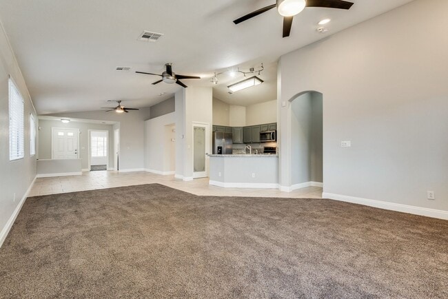 Building Photo - Single story 4 bed, 2 Bath with open floorplan