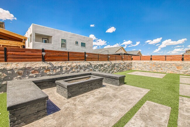 Building Photo - Beautiful  House 3 beds/3 baths. This Prop...