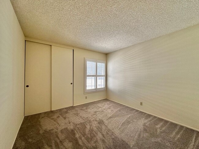 Building Photo - 3 Bedroom Townhome In the Beautiful Smoke ...