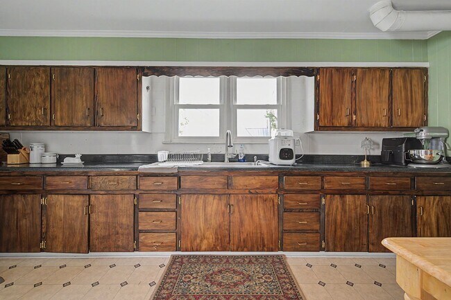Building Photo - Spacious 5-Bedroom Home Near Radford University