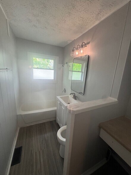 Building Photo - 4 Bedroom Split Foyer on East Side