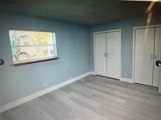 Building Photo - 811 NE 14th Pl