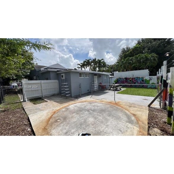 Building Photo - 113 NW 35th St