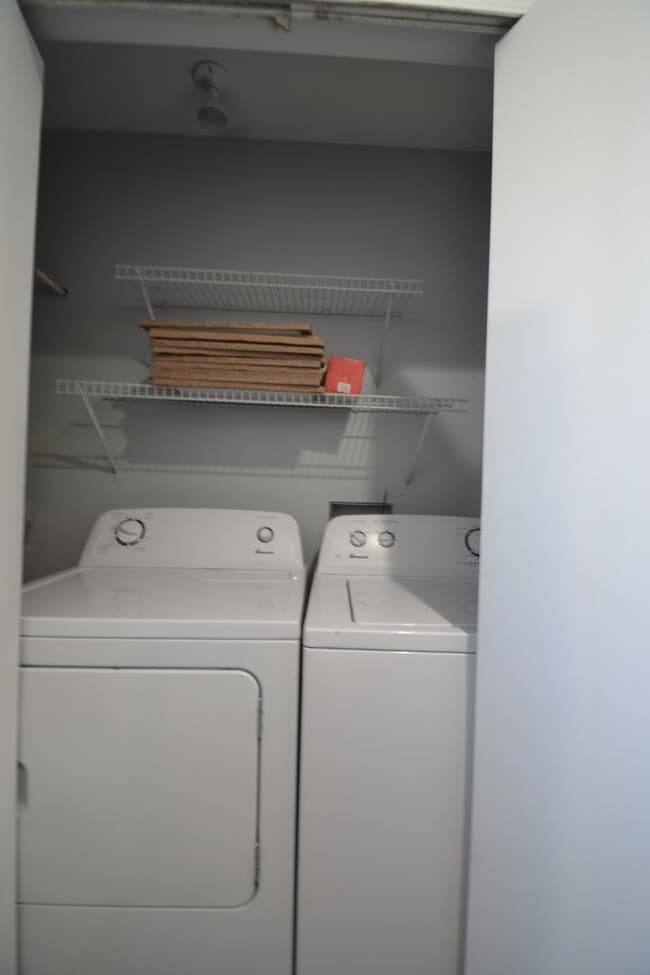 Building Photo - Available NOW, 2 bedroom townhome w/ AC! -...
