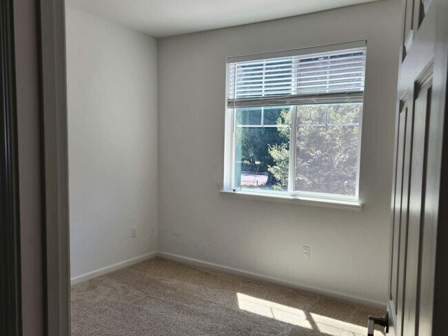 Building Photo - 3043 Vasquez Ct
