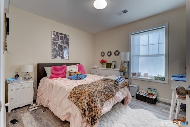 Building Photo - 15 Hillyndale Rd