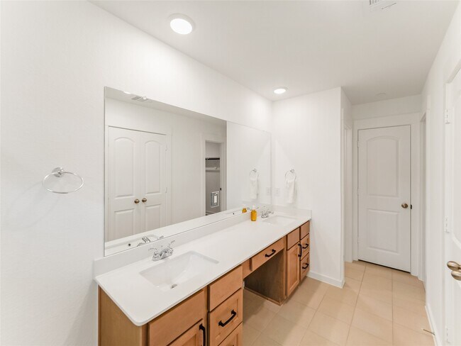 Building Photo - 2230 Memory Oaks Dr