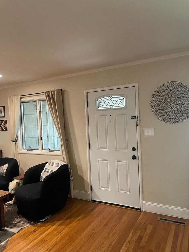 Building Photo - Charming 3 bedroom home in quiet neighborr...