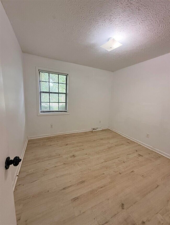 Building Photo - 806 Shawnee Way