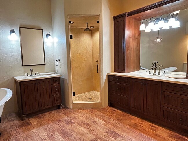 Building Photo - On GOLF COURSE LOT - 3 Bed/3Bath GATED Com...