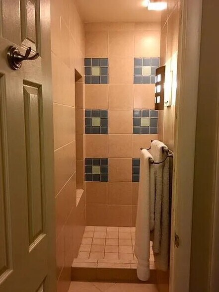 Walk-in shower - 1026 Paradrome St