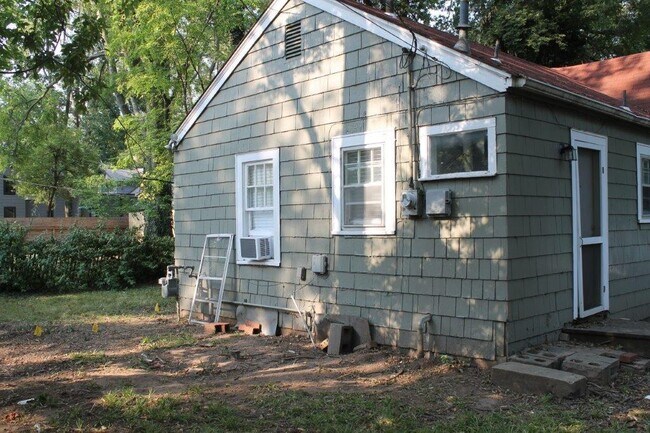 Building Photo - 927 S Flood Ave