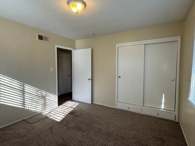 Building Photo - Three Bed, Two Bath Home in Stockton's Lin...