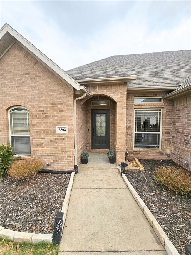 Building Photo - 3803 SW Kite Dr