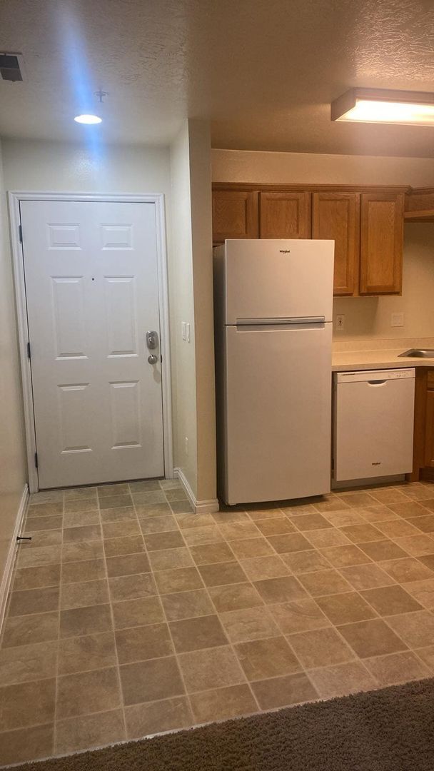 Building Photo - IN UNIT LUANDRY. One Bedroom near Utah Valley Hospital, Provo Recreation Center, and BYU!
