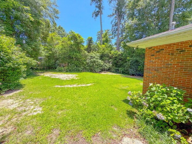 Building Photo - 2525 Tredway Dr
