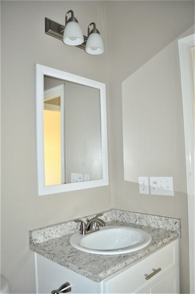 Building Photo - 216 Fern Bank Dr