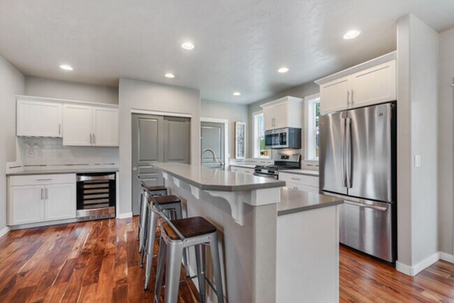 Building Photo - Beautiful home in SW Bend!  Large fenced i...