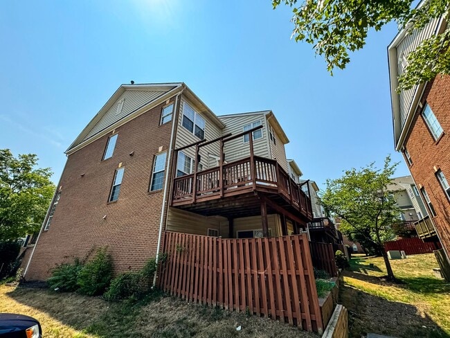 Building Photo - Stunning 3 Bed 3.5 Bath Brick Colonial End-Unit Townhome In Vibrant Kingstowne Community