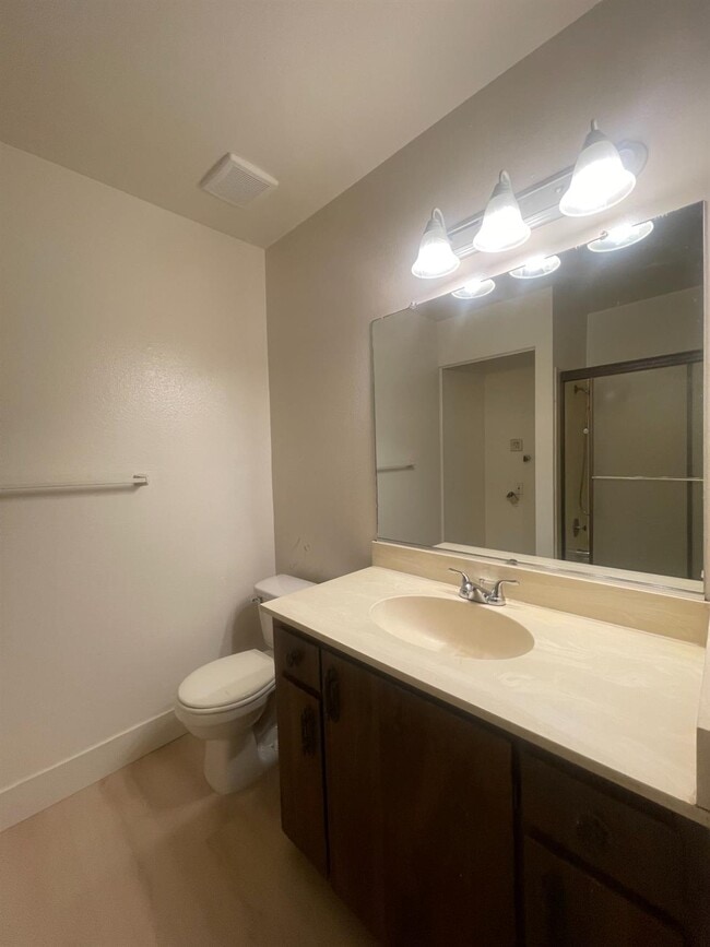 Building Photo - 1221 N Peach Ave