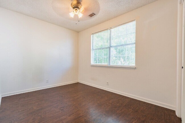 Building Photo - 348 N Birchwood Dr