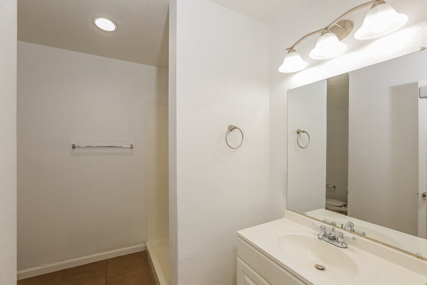 Building Photo - 6017 W Orange Dr