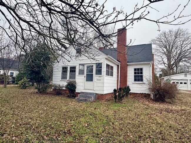 Building Photo - Three bedroom, 1 bath house with studio apartment in Burlington