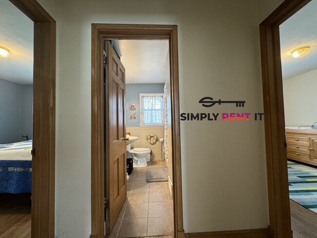 Building Photo - 3 Bedroom Downtown, Ames with Hardwood Floors