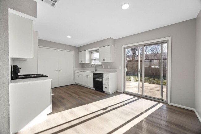 Building Photo - 2607 NE Walker St