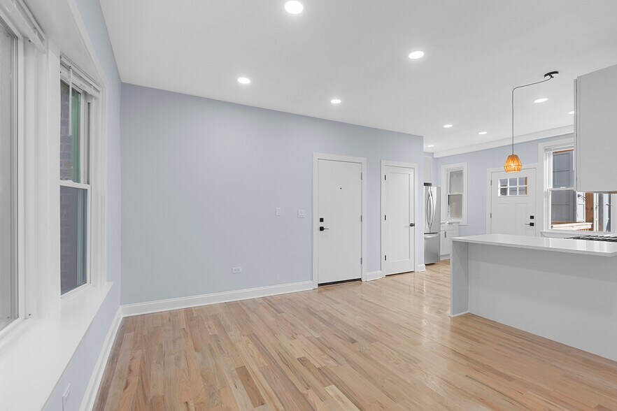 Building Photo - 3805 W Belle Plaine Ave