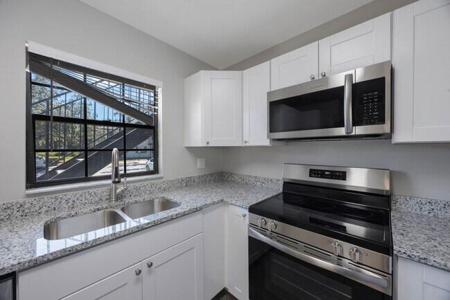 Building Photo - Newly Renovated 2 bedroom 2 bath within wa...