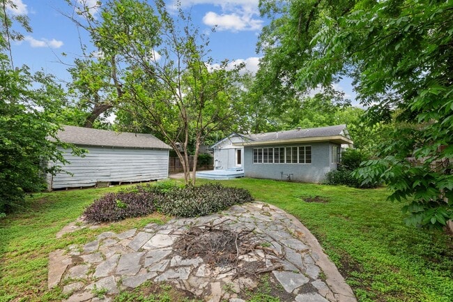 Building Photo - Nicely Updated 3/2 in Hyde Park