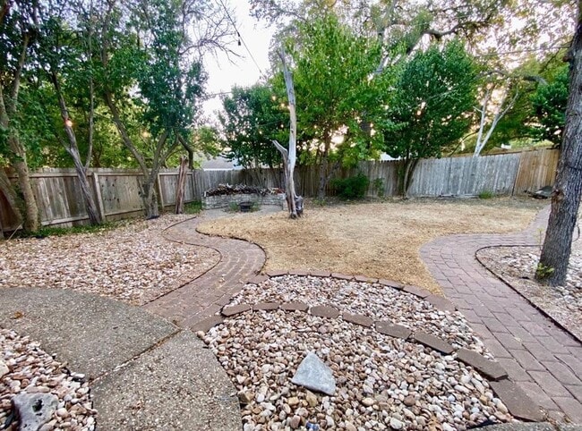 Building Photo - 7302 Shadywood Dr