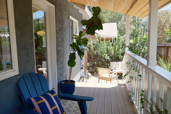 Building Photo - Charming 3bed/2 Bath Private Gated Main House with Vaulted Ceilings, Parking, and Laundry in the ...