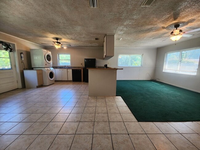 Building Photo - 2 Bed 1 Bath freshly updated!