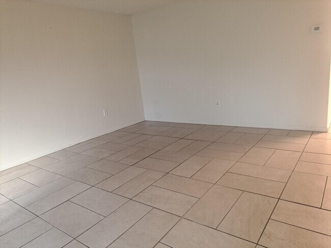 Building Photo - 2050 Oleander Blvd