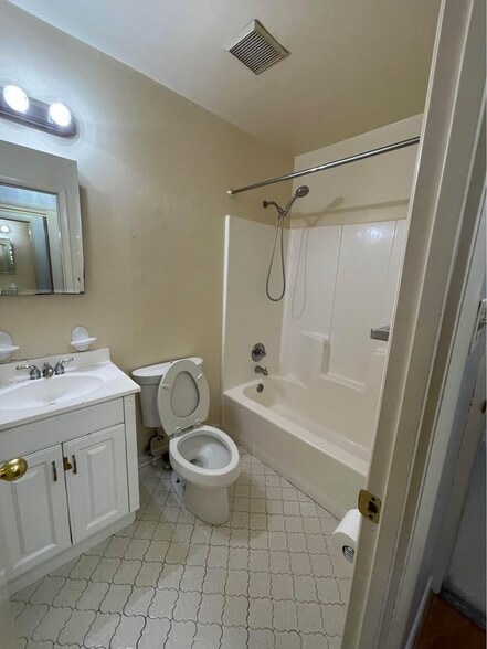 Primary bathroom - 3863 Steppes Ct