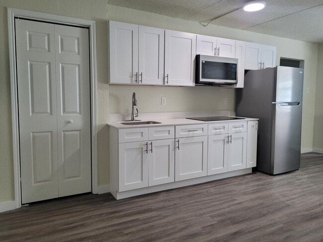 Building Photo - Broad View Apartments