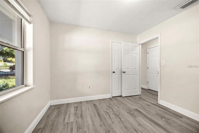 Building Photo - 950 Pearl Dr
