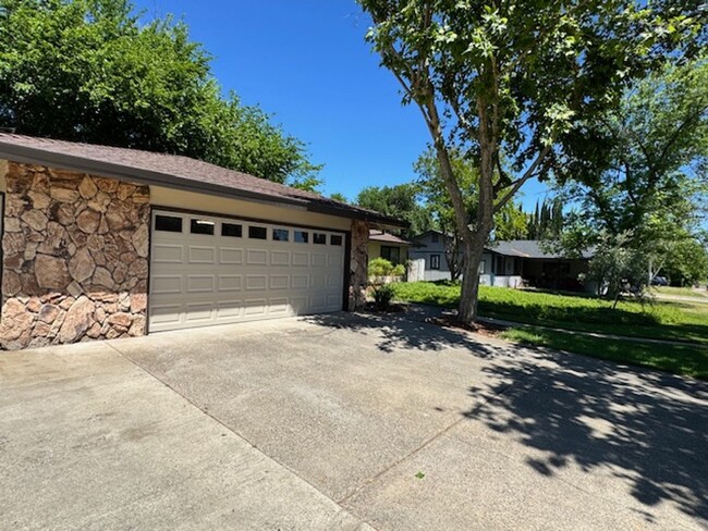 Building Photo - Remodeled home with a view