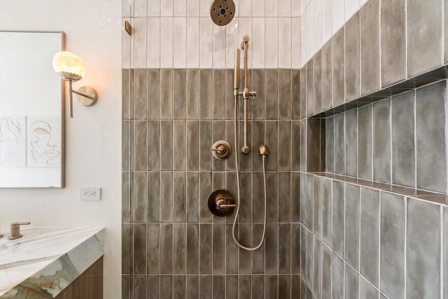Master shower - 836 Waterloo St