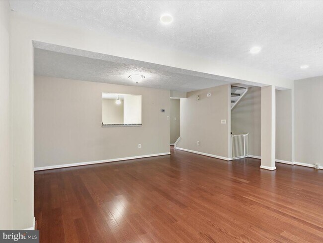 Building Photo - 1563 Autumn Ridge Cir