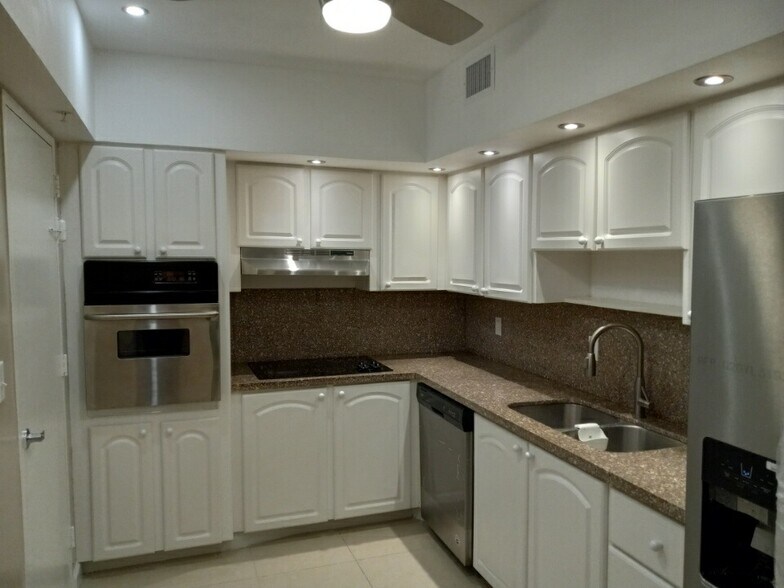 Building Photo - 3901 S Ocean Dr