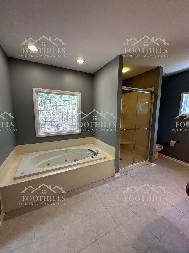 Building Photo - Stylish and Spacious 4-Bed Home with Scree...
