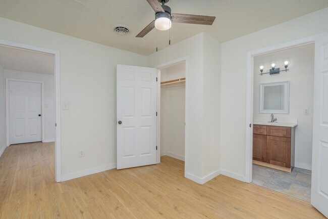 Building Photo - 4 BEDROOM 3 BATHROOM HOUSE FOR RENT