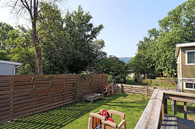 Building Photo - Charming Pet-Friendly Belmont Home With Fe...