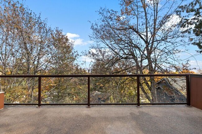 Building Photo - Luxurious Air-Conditioned Leschi View Townhome