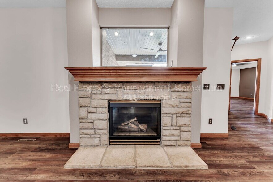 Building Photo - 514 N Ellen St