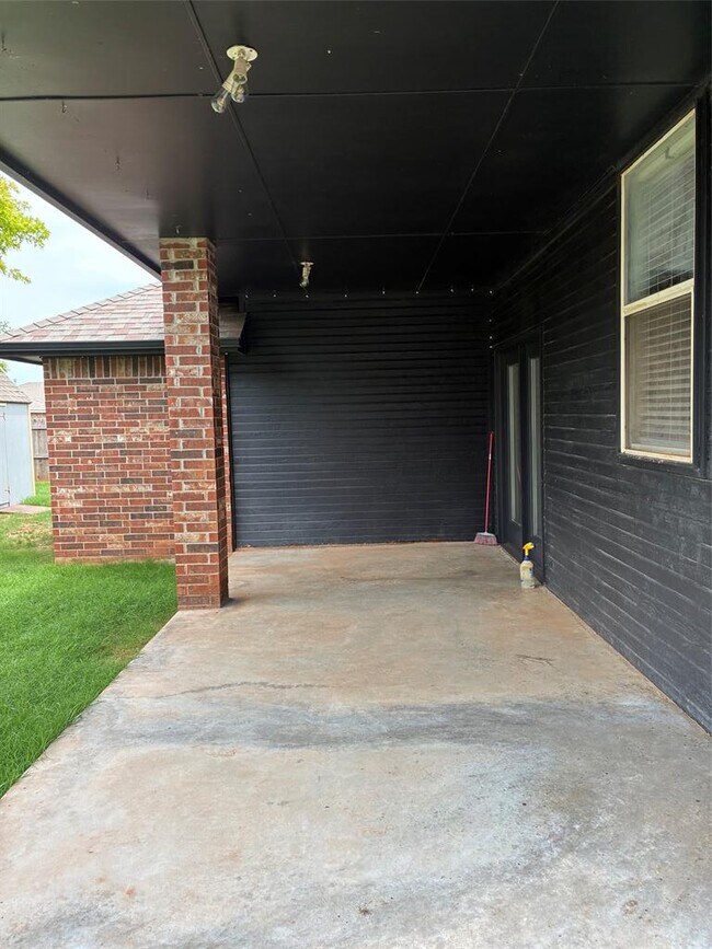 Building Photo - 404 Amanda Dr