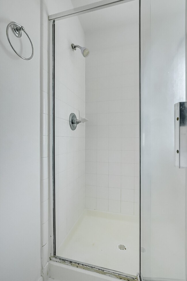 Building Photo - 15806 Land View Dr